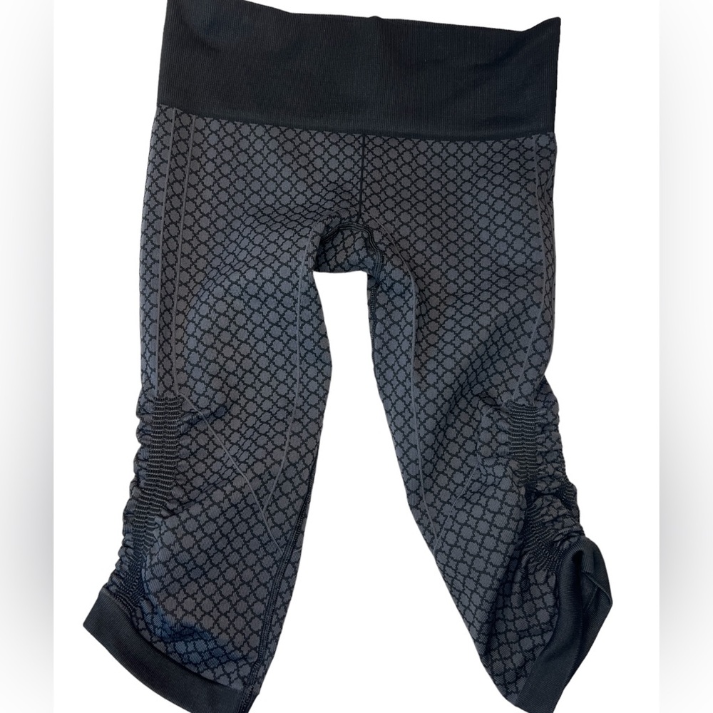 Lululemon Seamless in the Flow Crop Geo Soul Honeycomb Print Capri Leggings 6